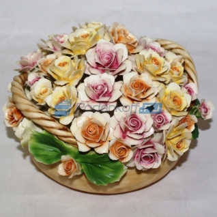Декоративная корзина с разноцветными розами