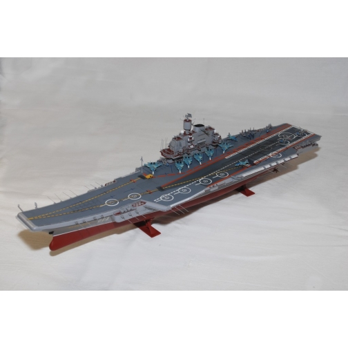 Сборная модель крейсера-авианосца 