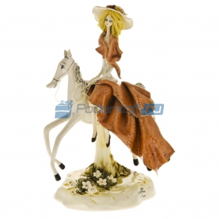 Фарфоровая статуэтка "Дама на лошади в бежевом"
