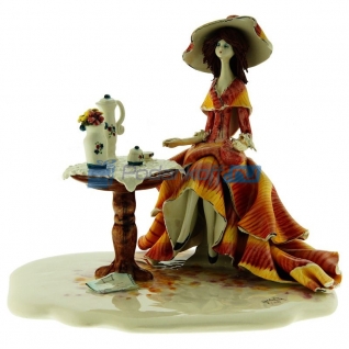 Статуэтка из фарфора "Дама за кофейным столиком"