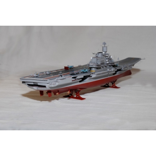 Сборная модель крейсера-авианосца 